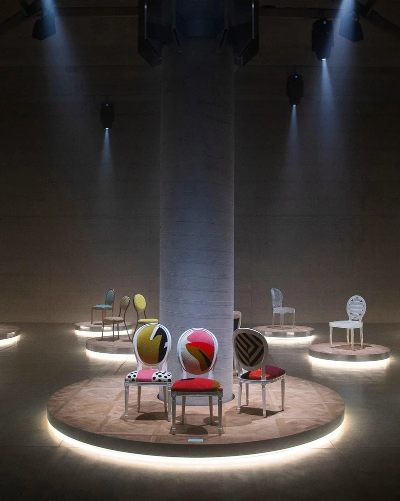 The Dior Medallion Chair 展覽現場。 The Dior Medallion Chair 展覽現場。