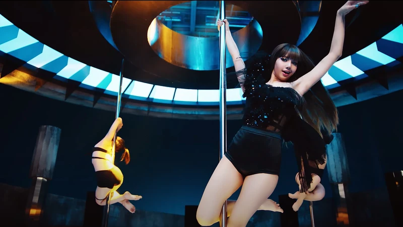 LISA個人 Solo〈LALISA〉MV 驚人百變造型。