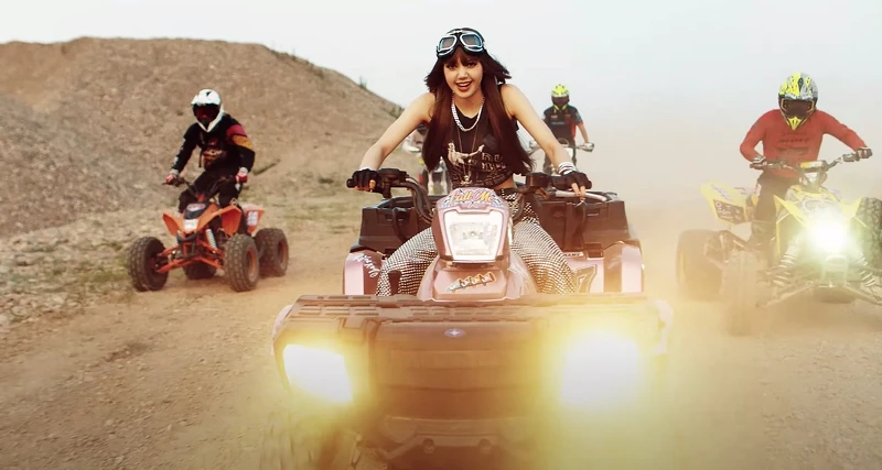 LISA個人 Solo〈LALISA〉MV 驚人百變造型。