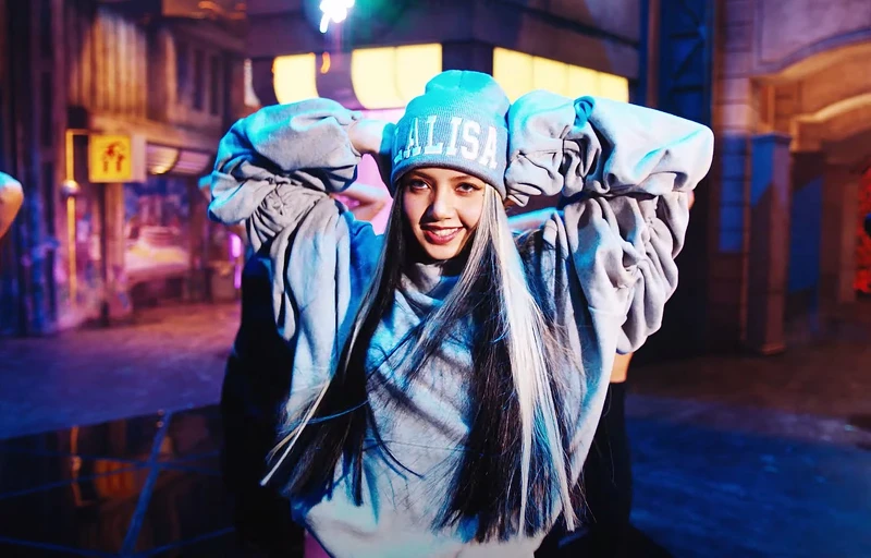 LISA個人 Solo〈LALISA〉MV 驚人百變造型。