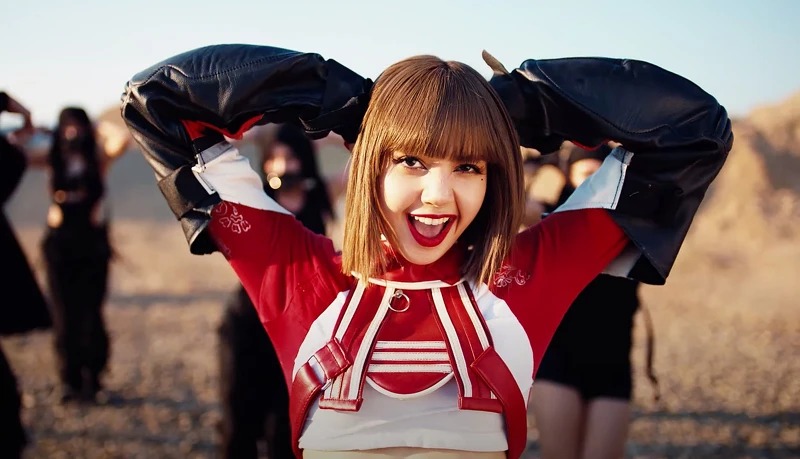 LISA個人 Solo〈LALISA〉MV 驚人百變造型。