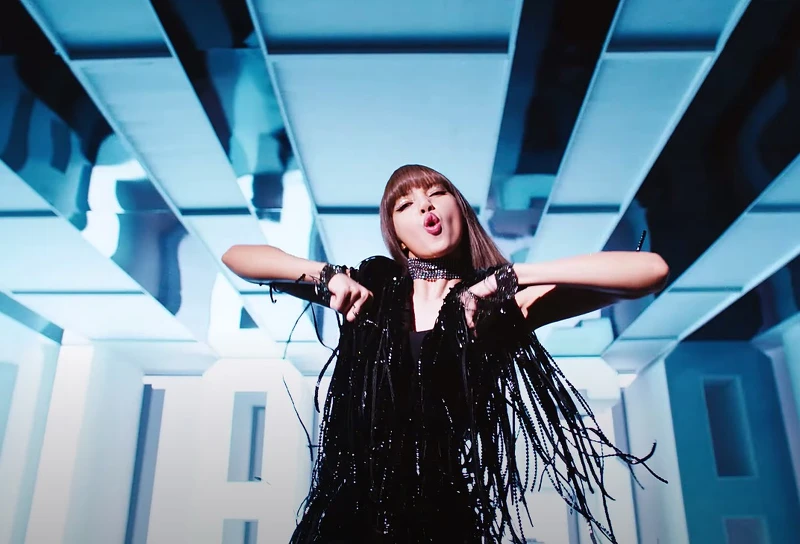 LISA個人 Solo〈LALISA〉MV 驚人百變造型。