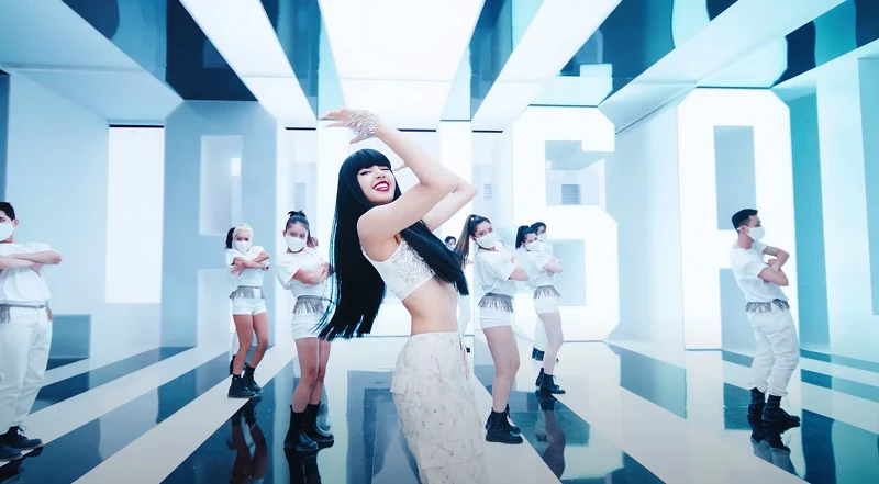 LISA個人 Solo〈LALISA〉MV 驚人百變造型。