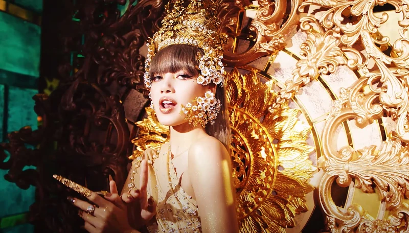  LISA 純手工打造「泰國公主」驚豔全世界！