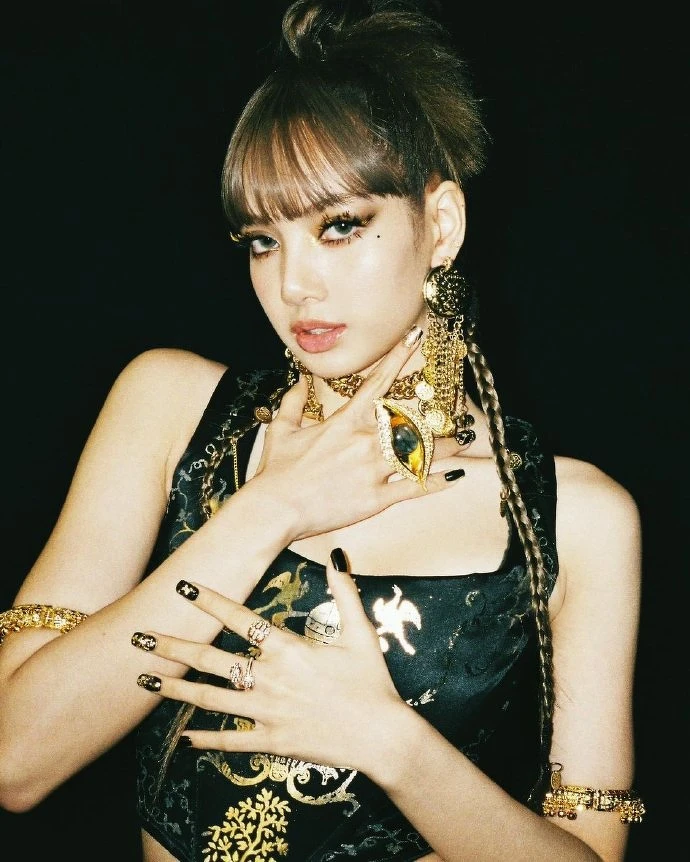 LISA「鋼鐵瀏海」不是叫假的! LISA「鋼鐵瀏海」不是叫假的!