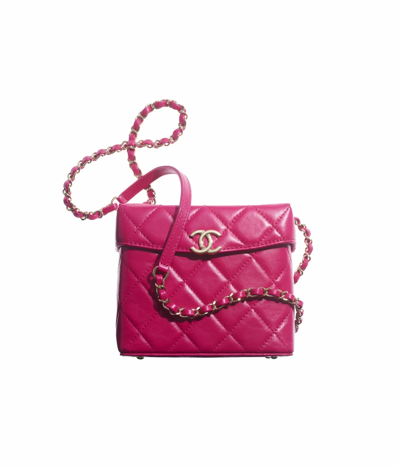 桃紅色皮革菱格紋皮穿鍊雙C Logo肩背包，NT138,200