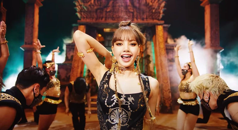 LISA〈LALISA〉MV神廟場景超用心!  LISA〈LALISA〉MV神廟場景超用心!