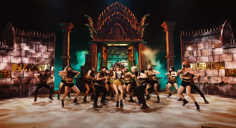 LISA〈LALISA〉MV神廟場景超用心!  LISA〈LALISA〉MV神廟場景超用心!