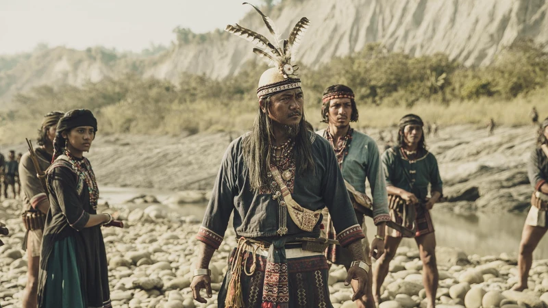 《斯卡羅》劇情進入關鍵倒數,查馬克・法拉屋樂(中)飾演的大股頭卓杞篤將面臨一觸即發的戰事,左二為程苡雅,右二為張瑋帆 《斯卡羅》劇情進入關鍵倒數,查馬克・法拉屋樂(中)飾演的大股頭卓杞篤將面臨一觸即發的戰事,左二為程苡雅,右二為張瑋帆