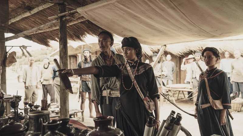 《斯卡羅》程苡雅(右二)飾演斯卡羅大股頭卓杞篤的女兒「烏米娜」,身份尊貴,左為吳慷仁 《斯卡羅》程苡雅(右二)飾演斯卡羅大股頭卓杞篤的女兒「烏米娜」,身份尊貴,左為吳慷仁