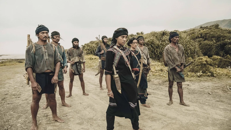 《斯卡羅》程苡雅(前中)是最受網友青睞的「斯卡羅公主」,今年15歲,拍攝時年僅13歲 《斯卡羅》程苡雅(前中)是最受網友青睞的「斯卡羅公主」,今年15歲,拍攝時年僅13歲