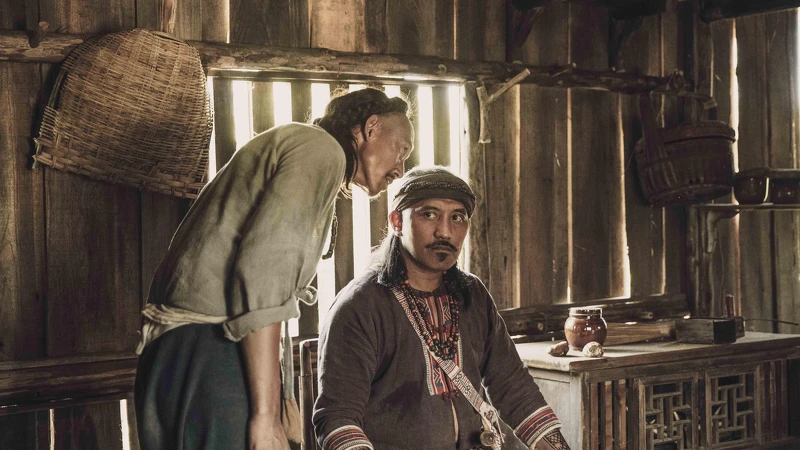 《斯卡羅》雷斌・金碌兒(右)演出斯卡羅二股頭「伊沙」,與吳慷仁所飾演的社寮頭人「水仔」斡旋 《斯卡羅》雷斌・金碌兒(右)演出斯卡羅二股頭「伊沙」,與吳慷仁所飾演的社寮頭人「水仔」斡旋