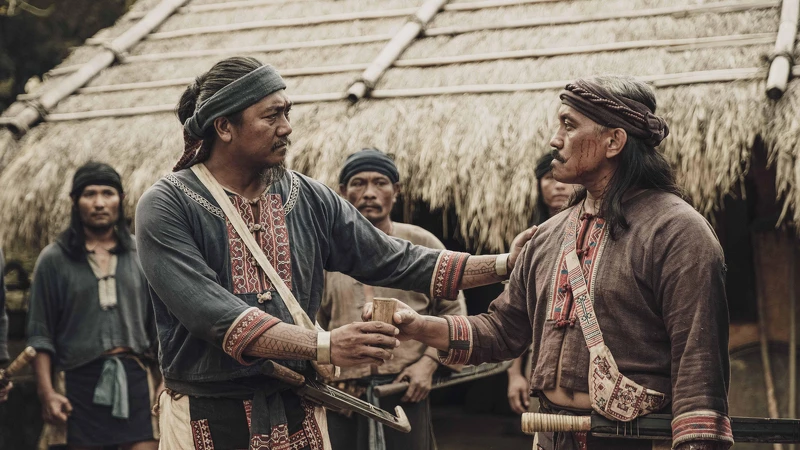 《斯卡羅》雷斌・金碌兒(右)演出斯卡羅二股頭「伊沙」,與查馬克・法拉屋樂(左二)飾演的大股頭卓杞篤懷有心結 《斯卡羅》雷斌・金碌兒(右)演出斯卡羅二股頭「伊沙」,與查馬克・法拉屋樂(左二)飾演的大股頭卓杞篤懷有心結