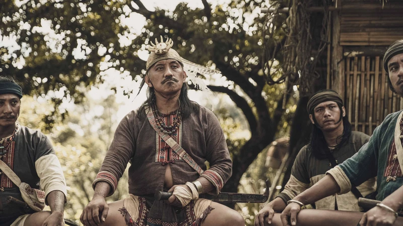 《斯卡羅》排灣族當代藝術家雷斌・金碌兒(左二)跨界演出桀驁不馴的斯卡羅二股頭「伊沙」 《斯卡羅》排灣族當代藝術家雷斌・金碌兒(左二)跨界演出桀驁不馴的斯卡羅二股頭「伊沙」