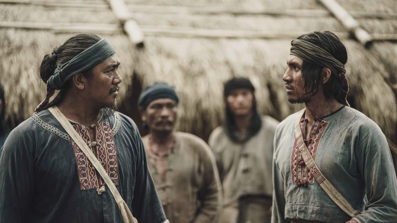 《斯卡羅》張瑋帆(右)飾演大股頭接班人「朱雷」,現實中也擁有排灣族血統,左為查馬克・法拉屋樂 《斯卡羅》張瑋帆(右)飾演大股頭接班人「朱雷」,現實中也擁有排灣族血統,左為查馬克・法拉屋樂