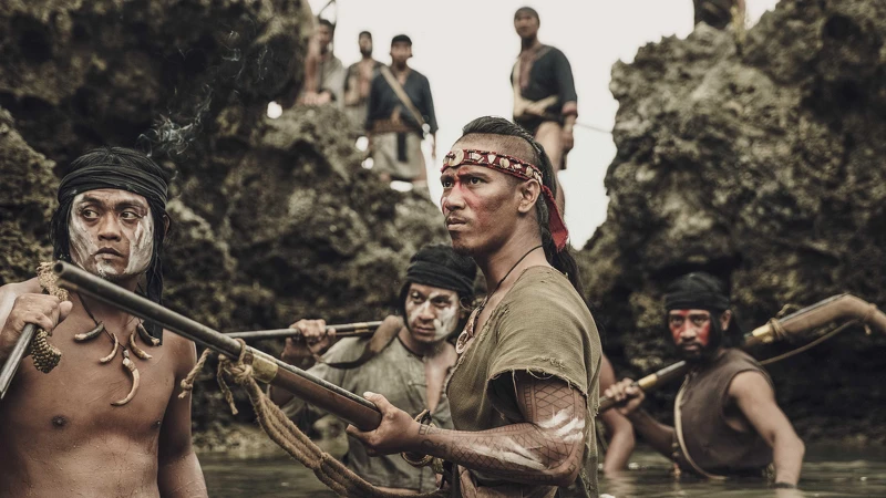 《斯卡羅》余竺儒(前中)有長達八年在九天民俗技藝團的表演經驗,第一次演出戲劇 《斯卡羅》余竺儒(前中)有長達八年在九天民俗技藝團的表演經驗,第一次演出戲劇