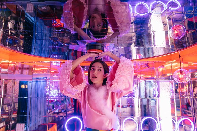 温貞菱在雄影形象影片中，按下房內的神秘按鈕展開奇幻旅程