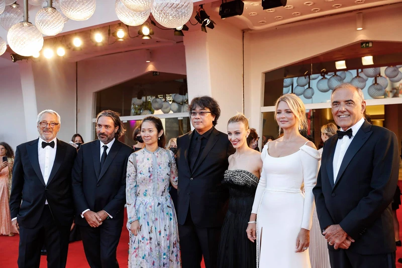 由《寄生上流》導演奉俊昊帶領的2021威尼斯影展評審團。（Photo/Facebook @LaBiennaledivenezia）