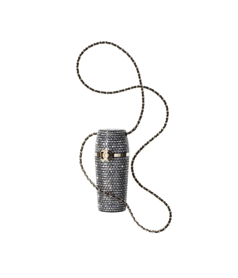 Chanel水晶鑲飾皮革金屬雙C LOGO皮穿鍊口紅盒項鍊,售價NT$101,000 Chanel水晶鑲飾皮革金屬雙C LOGO皮穿鍊口紅盒項鍊,售價NT$101,000