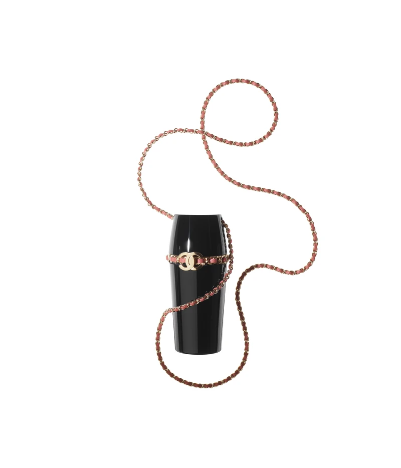 Chanel黑色皮革金屬雙C LOGO珊瑚粉皮穿鍊口紅盒項鍊,售價NT$63,500 Chanel黑色皮革金屬雙C LOGO珊瑚粉皮穿鍊口紅盒項鍊,售價NT$63,500