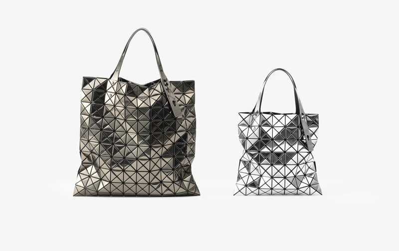 左:原色鋁金托特包(L), NT29,200。右:原色鋁金托特包(S) ,NT27,200 左:原色鋁金托特包(L), NT29,200。右:原色鋁金托特包(S) ,NT27,200