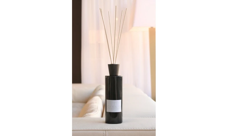 LINARI黑紫晶系列CIELO擴香組情境圖 LINARI黑紫晶系列CIELO擴香組情境圖