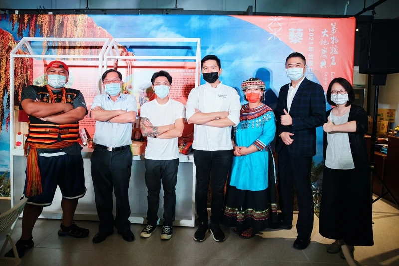 發表會現場貴賓及主廚們合照。