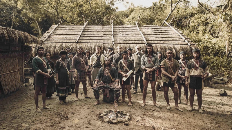 《斯卡羅》劇中卓杞篤（中）終與李仙得（二排左五）簽訂以和平共存為前提的「南岬之盟」