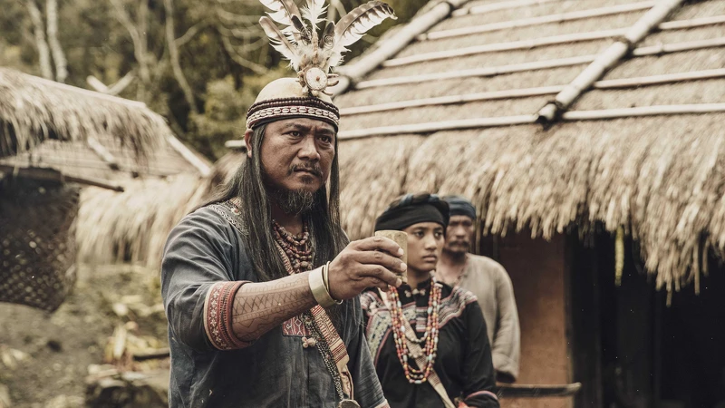 《斯卡羅》大股頭「卓杞篤」一角貫穿全劇，已故排灣族演員查馬克．法拉屋樂是劇組心中最巨大的存在