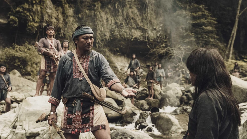 《斯卡羅》大股頭「卓杞篤」由已逝的排灣族演員查馬克．法拉屋樂 （前左）擔綱演出