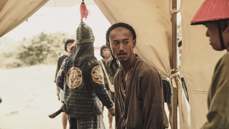 《斯卡羅》吳慷仁（中）飾演社寮頭人「水仔」，為了部族生存夾縫求生、費盡心機