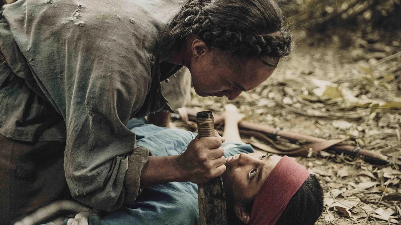 《斯卡羅》黃遠（上）與温貞菱（下）姐弟因選擇不同陣營而產生矛盾與對立