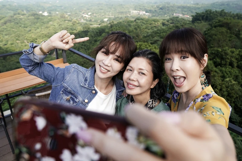 ▲▼謝盈萱、天心、于子育在劇中展開公路旅行。(圖/華視、CATCHPLAY提供) ▲▼謝盈萱、天心、于子育在劇中展開公路旅行。(圖/華視、CATCHPLAY提供)