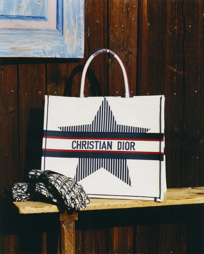 DiorAlps系列Book拿鐵白幸運星刺繡托特包，NT98,000