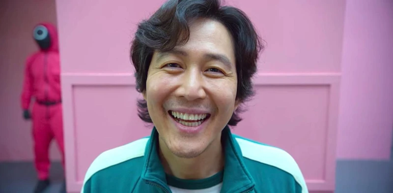 《魷魚遊戲》48歲影帝 李政宰 變色龍演技存在感強! 《魷魚遊戲》48歲影帝 李政宰 變色龍演技存在感強!