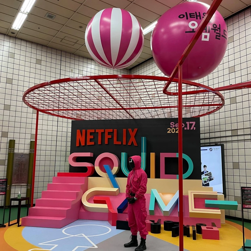 《魷魚遊戲》韓國梨泰院站打造沈浸式「遊戲現場」！