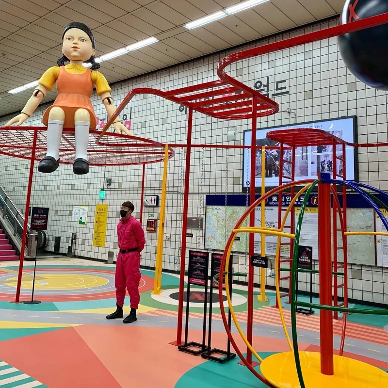 《魷魚遊戲》韓國梨泰院站打造沈浸式「遊戲現場」！