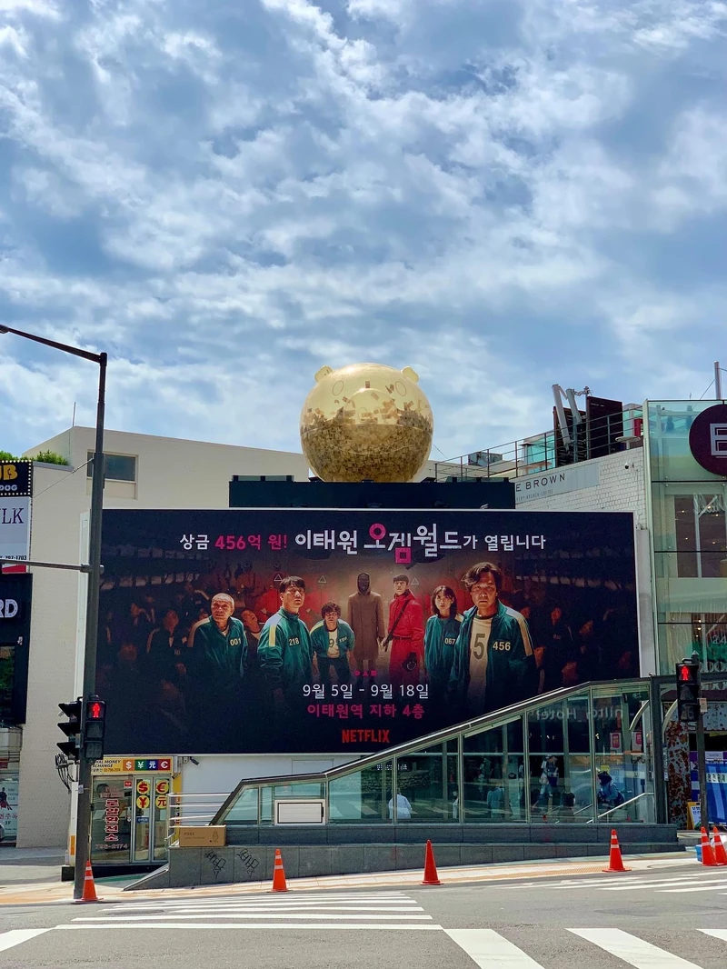 《魷魚遊戲》韓國梨泰院站打造沈浸式「遊戲現場」！