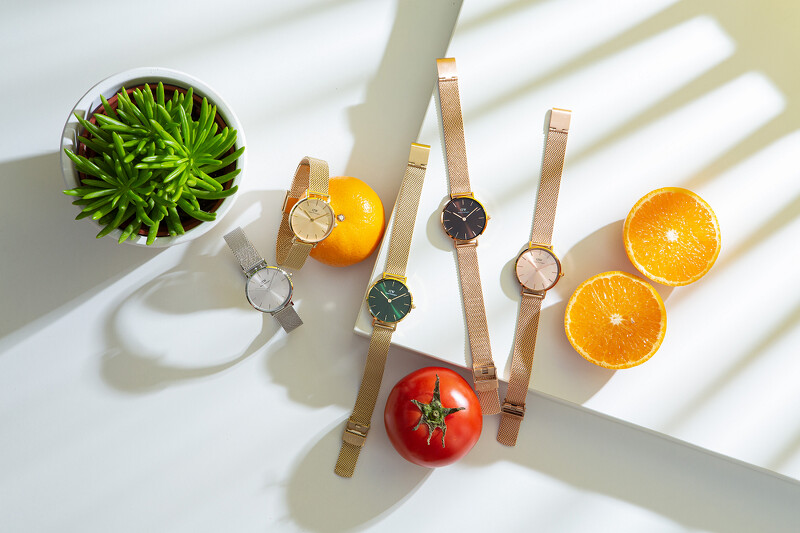 左起:Petite Unitone (S)幻彩簡約銀腕錶、Petite Unitone(G)幻彩香檳金腕錶、Petite Emerald幻彩森林綠腕錶、Petite Amber幻彩琥珀棕腕錶、Petite Unitone(RG)幻彩玫瑰金腕錶。 左起:Petite Unitone (S)幻彩簡約銀腕錶、Petite Unitone(G)幻彩香檳金腕錶、Petite Emerald幻彩森林綠腕錶、Petite Amber幻彩琥珀棕腕錶、Petite Unitone(RG)幻彩玫瑰金腕錶。
