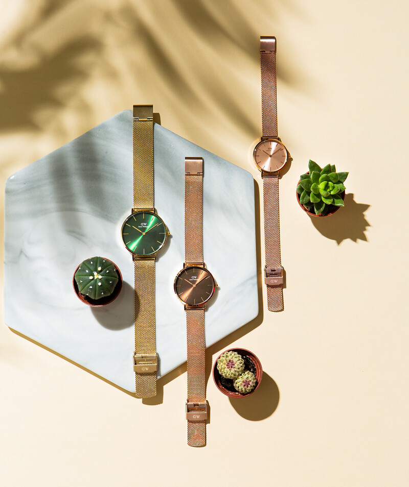 左起: Petite Emerald幻彩森林綠腕錶、Petite Amber幻彩琥珀棕腕錶、Petite Unitone(RG)幻彩玫瑰金腕錶。 左起: Petite Emerald幻彩森林綠腕錶、Petite Amber幻彩琥珀棕腕錶、Petite Unitone(RG)幻彩玫瑰金腕錶。