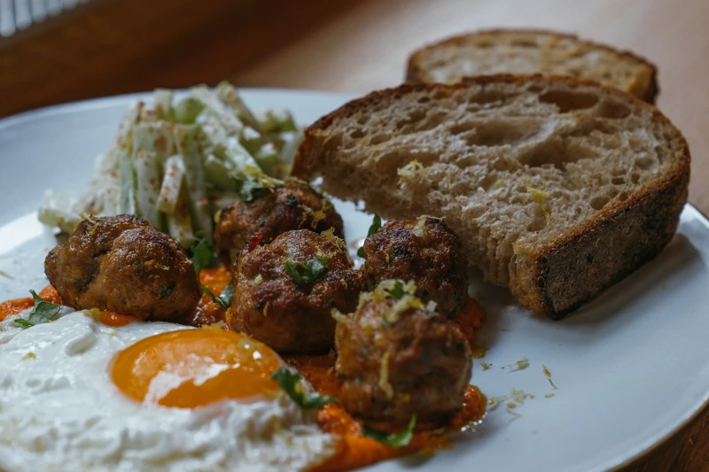 甜椒堅果醬香辣肉丸與粉紅胡椒酸麵包。 甜椒堅果醬香辣肉丸與粉紅胡椒酸麵包。