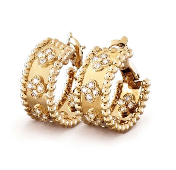 Van Cleef & Arpels梵克雅寶Perlée系列四葉圖案環狀耳環,18K黃金鑲鑽,售價NT413,000 Van Cleef & Arpels梵克雅寶Perlée系列四葉圖案環狀耳環,18K黃金鑲鑽,售價NT413,000
