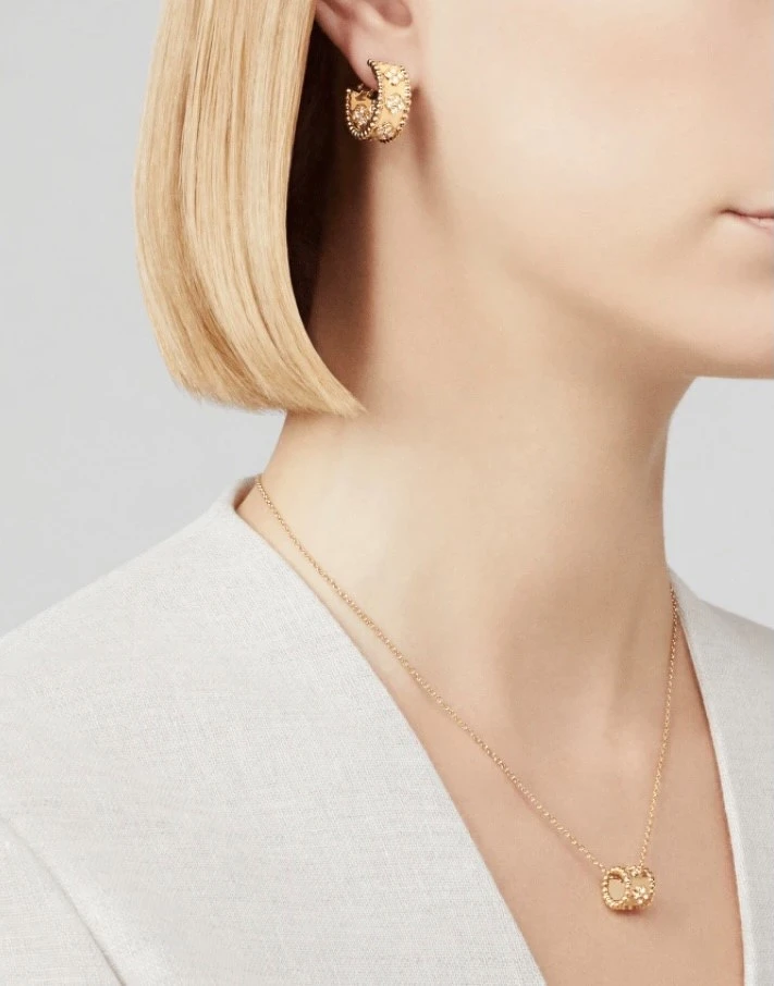 Van Cleef & Arpels梵克雅寶Perlée系列四葉圖案環狀耳環,18K黃金鑲鑽,售價NT413,000 Van Cleef & Arpels梵克雅寶Perlée系列四葉圖案環狀耳環,18K黃金鑲鑽,售價NT413,000