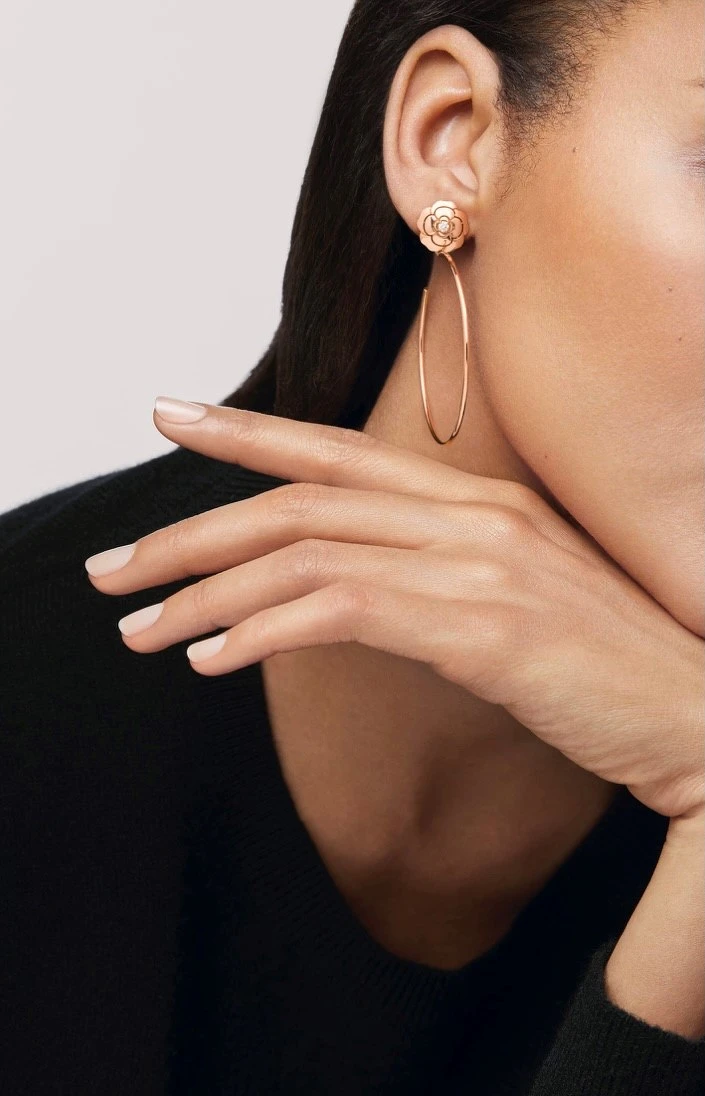 Chanel 香奈兒 Extrait de Camélia 山茶花系列耳環,18K玫瑰金鑲鑽,售價NT194,000 Chanel 香奈兒 Extrait de Camélia 山茶花系列耳環,18K玫瑰金鑲鑽,售價NT194,000