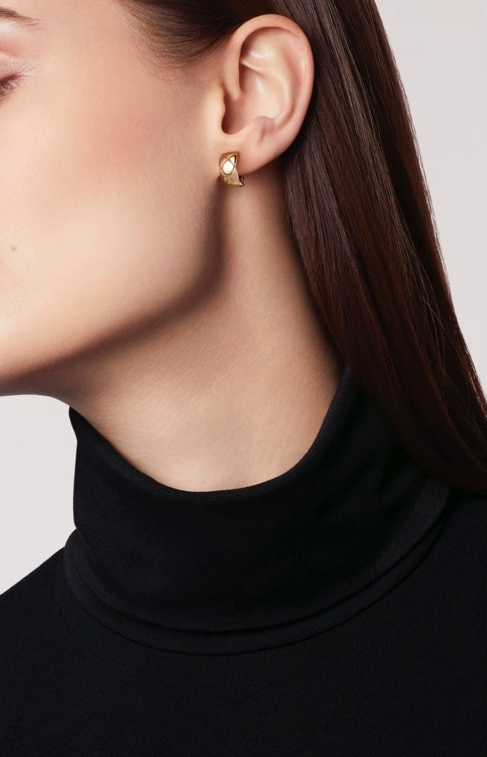 Chanel 香奈兒 Coco Crush 系列耳環,菱格紋圖騰,18K Beige米色金,售價NT115,000 Chanel 香奈兒 Coco Crush 系列耳環,菱格紋圖騰,18K Beige米色金,售價NT115,000