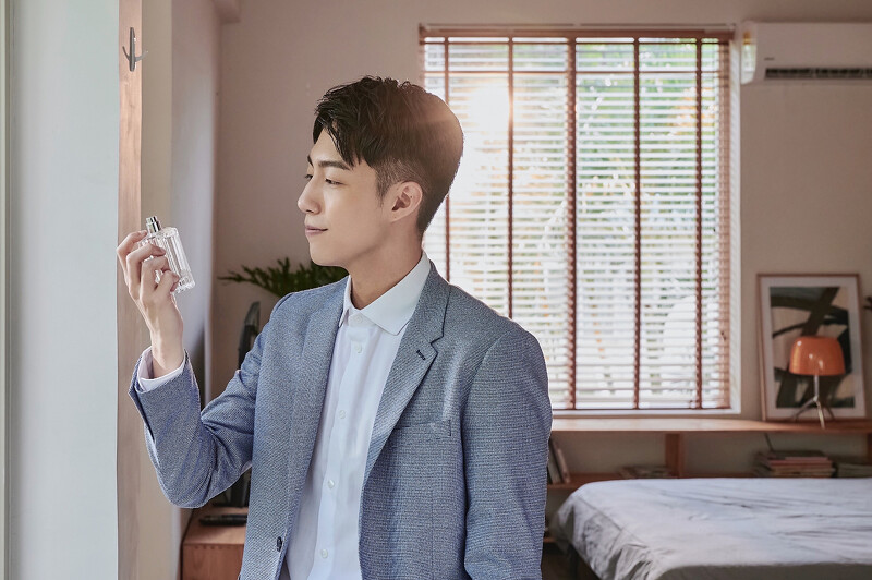 蔡凡熙服裝:白色襯衫、藍色西裝外套、藍色西裝長褲,all by H&M、藍色襯衫,GAP / 黑色休閒長褲,AllSaints 蔡凡熙服裝:白色襯衫、藍色西裝外套、藍色西裝長褲,all by H&M、藍色襯衫,GAP / 黑色休閒長褲,AllSaints