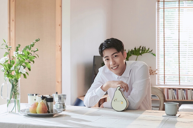 蔡凡熙服裝:白色襯衫、藍色西裝外套、藍色西裝長褲,all by H&M、藍色襯衫,GAP / 黑色休閒長褲,AllSaints 蔡凡熙服裝:白色襯衫、藍色西裝外套、藍色西裝長褲,all by H&M、藍色襯衫,GAP / 黑色休閒長褲,AllSaints