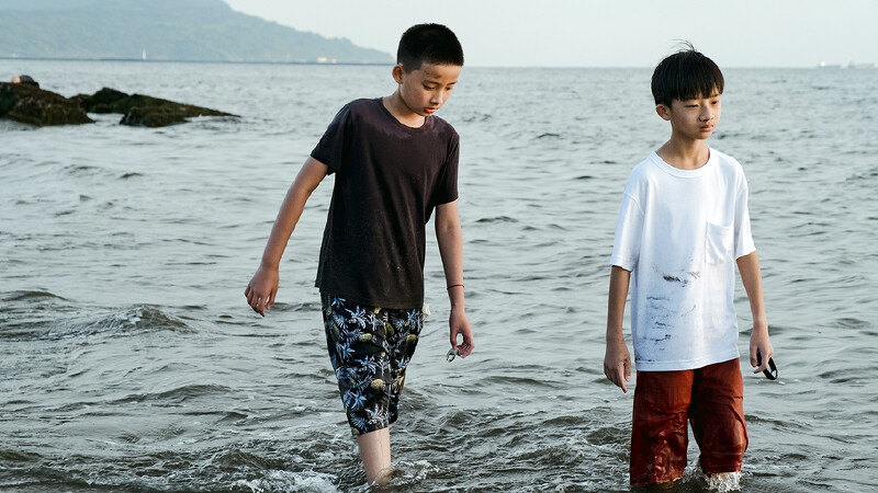 《懸月與掛日》描述疫情之後少年之間的友誼變化。