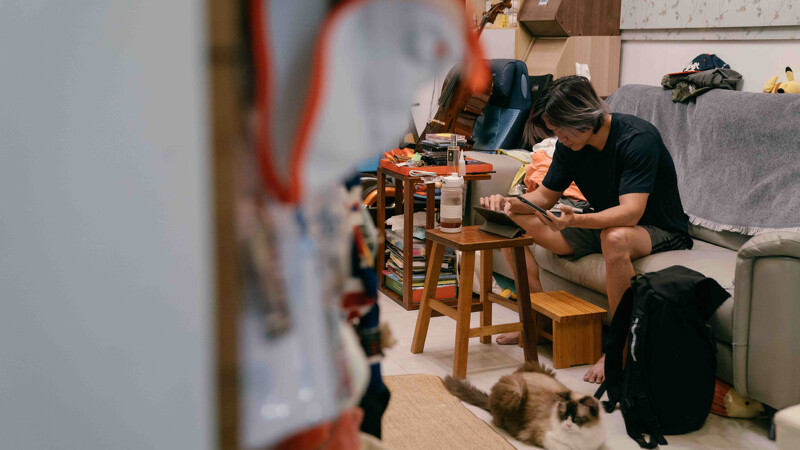 《居家防疫日記》黃鐙輝自拍三級警戒後在家的防疫生活。