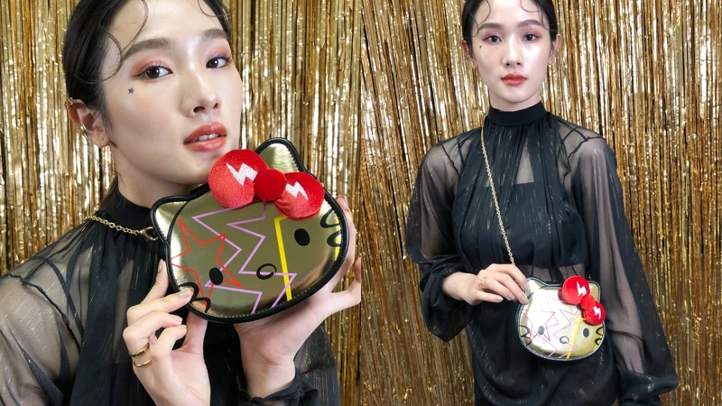 shu uemura植村秀 X Hello Kitty聯名系列搖滾潮趴10色眼影盤附有鏈帶,真的可以揹起來。 shu uemura植村秀 X Hello Kitty聯名系列搖滾潮趴10色眼影盤附有鏈帶,真的可以揹起來。